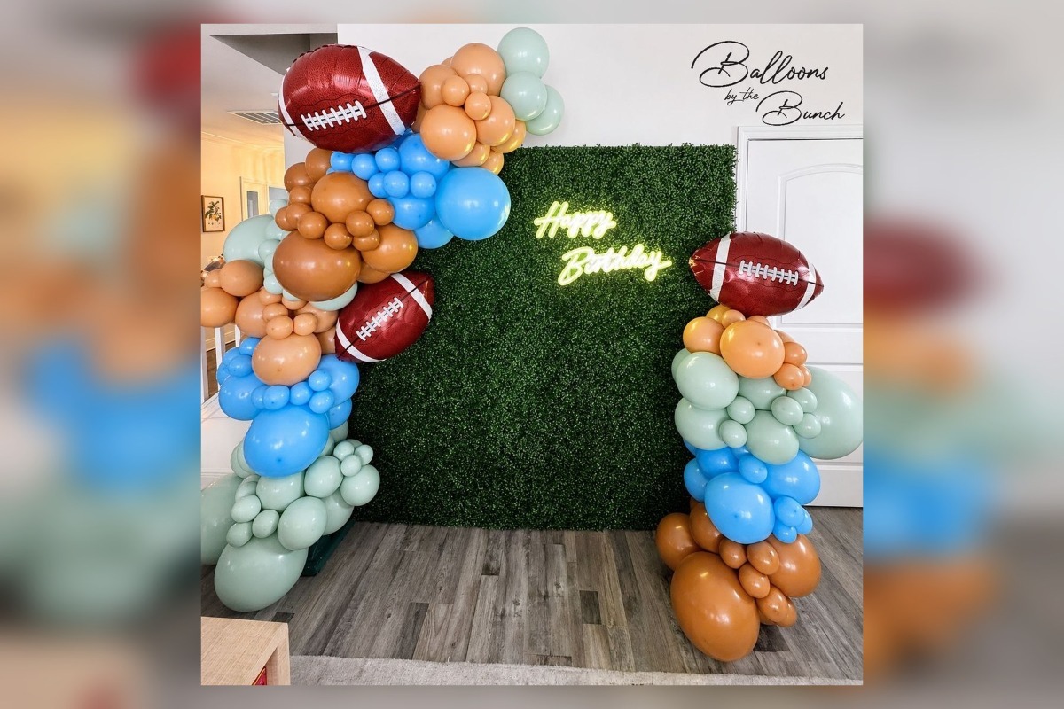 8' Hedge Wall Backdrop Package with Large Balloon Garland & Neon Sign