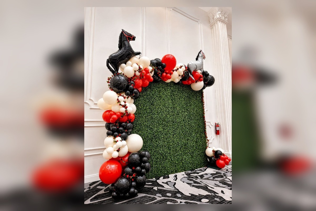 8' Hedge Wall Backdrop Package with Large Balloon Garland & Neon Sign